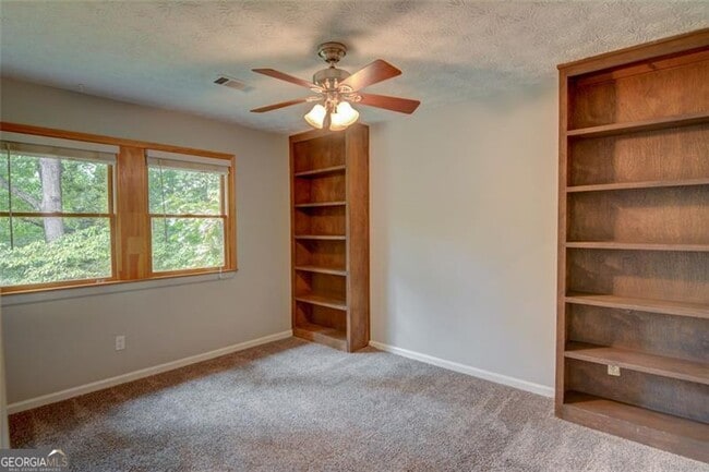 Building Photo - 639 Lakeshore Dr NW