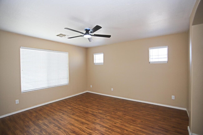 Building Photo - 512 E Rainbow Dr