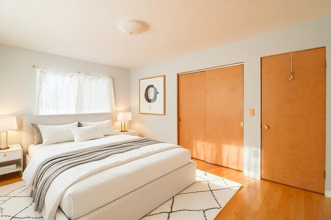 Building Photo - 71 Lake Shore Dr