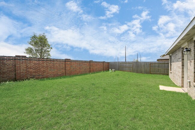Building Photo - 3037 Pensacola Dr