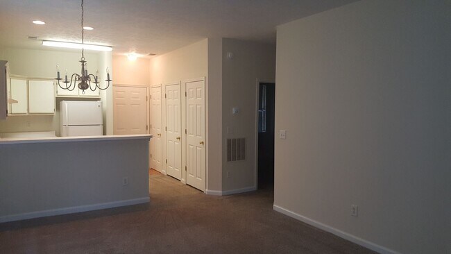 Building Photo - 2 Bedroom Condo in River Oaks