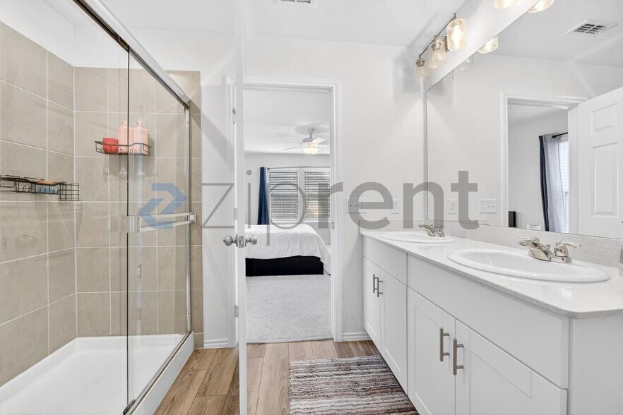 Building Photo - 2301 Vlg Crk Ln