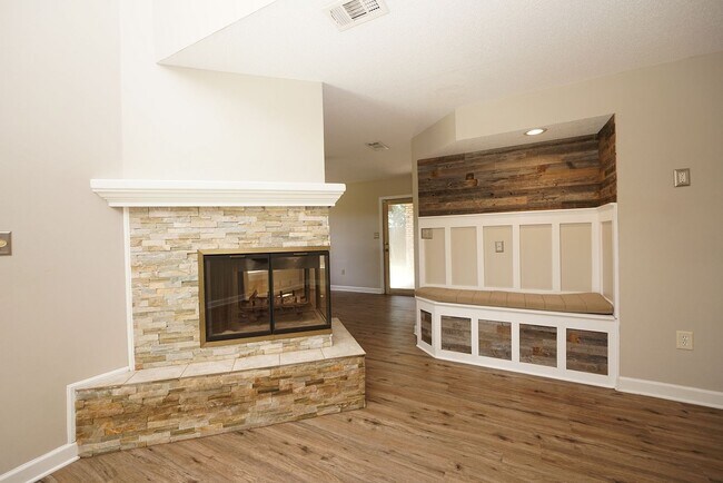 Building Photo - Great Fort Walton Beach Location