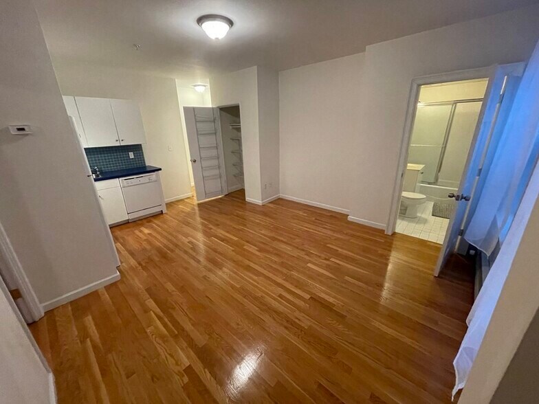 Building Photo - 483 Beacon St