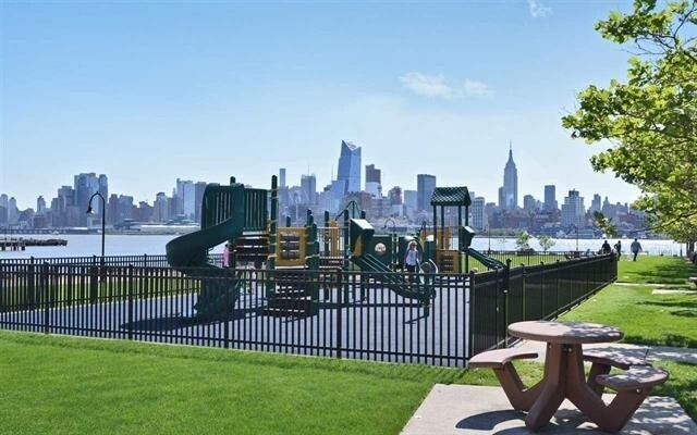 Building Photo - 1125 Maxwell Ln