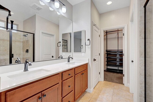 Building Photo - 4 bedroom home with 2 primary bedrooms! On...
