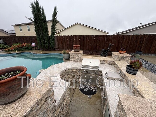 Building Photo - 4201 W Wren Ave