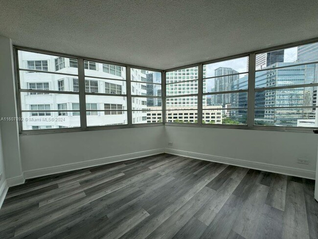 Building Photo - 801 Brickell Bay Dr