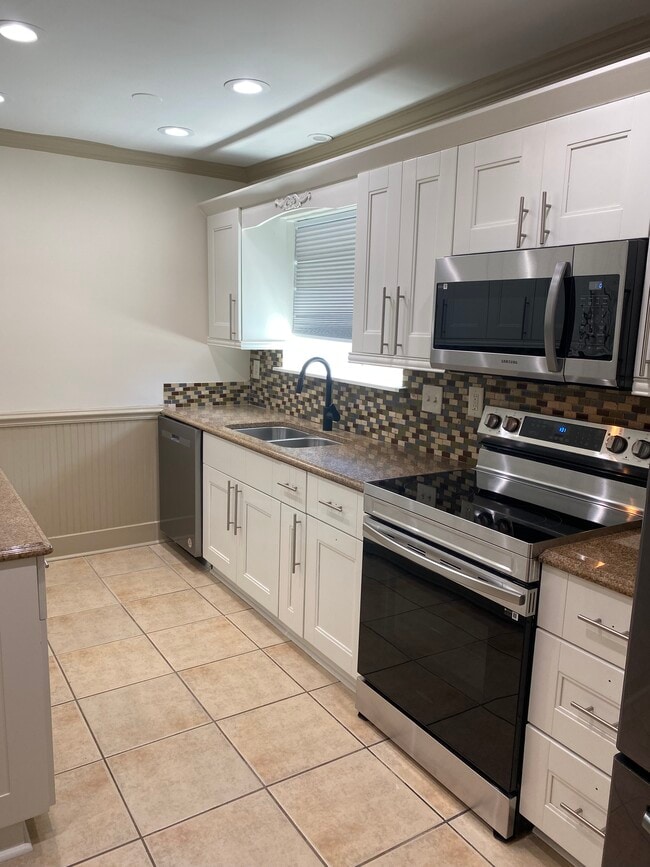 Building Photo - 323 Country Club Dr