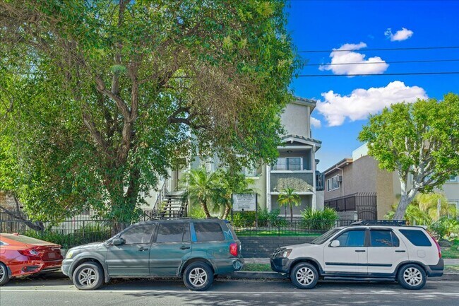 Building Photo - 18547 Saticoy St