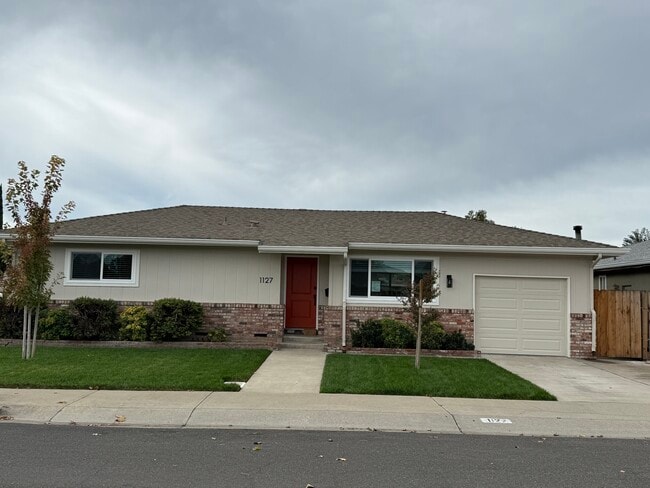 Primary Photo - 1127 Dover Dr