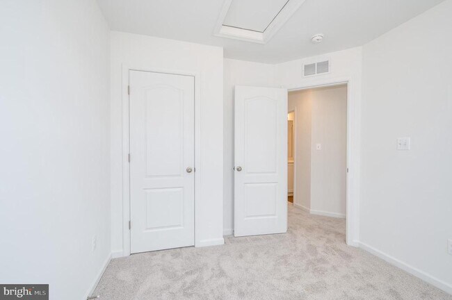 Building Photo - 301 Hillsdale Pl