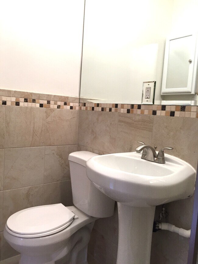 Building Photo - 1106 S Doheny Dr