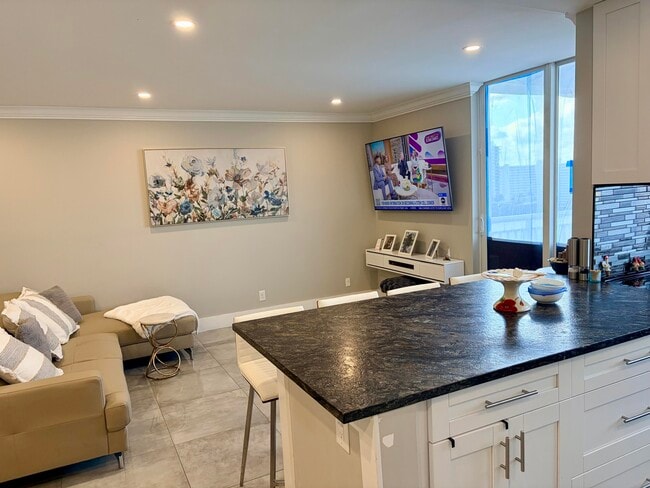 Building Photo - 1505 N Riverside Dr