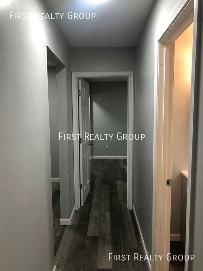 Building Photo - 2 Bedroom, 1 Bath Apartment for Rent. Move...