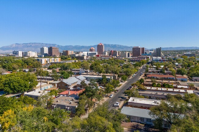 Building Photo - GREAT NEWER TOWNHOME DOWNTOWN!!!!!!