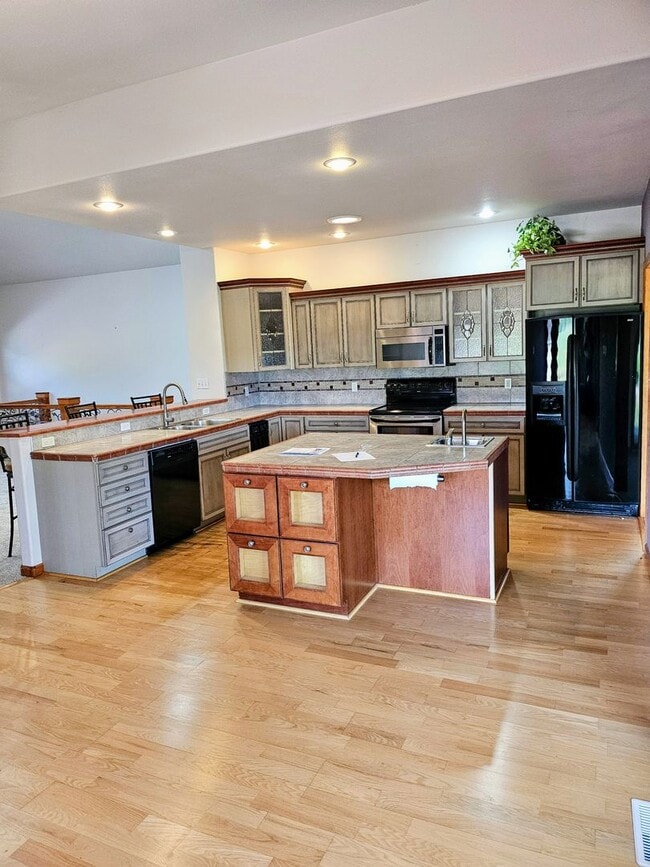 Building Photo - ALL PROSPECTIVE TENANTS MUST SUBMIT A $58 ...