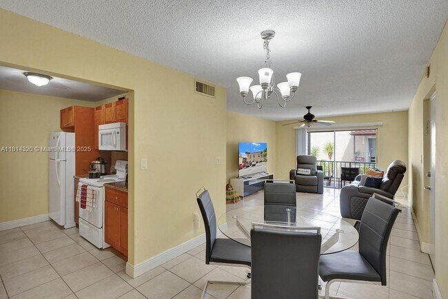 Building Photo - 10804 N Kendall Dr