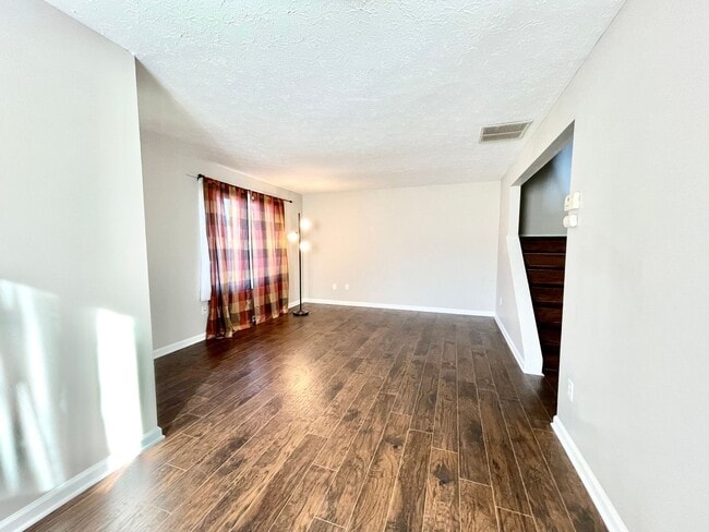 Building Photo - 3 Bed-1.5 Bath Condo In Avon Lake