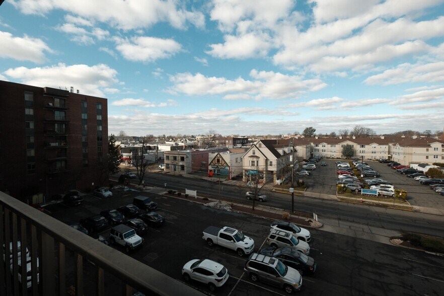 Building Photo - 10 N Wood Ave