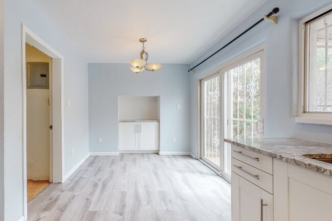 Building Photo - 612 Truman St SE