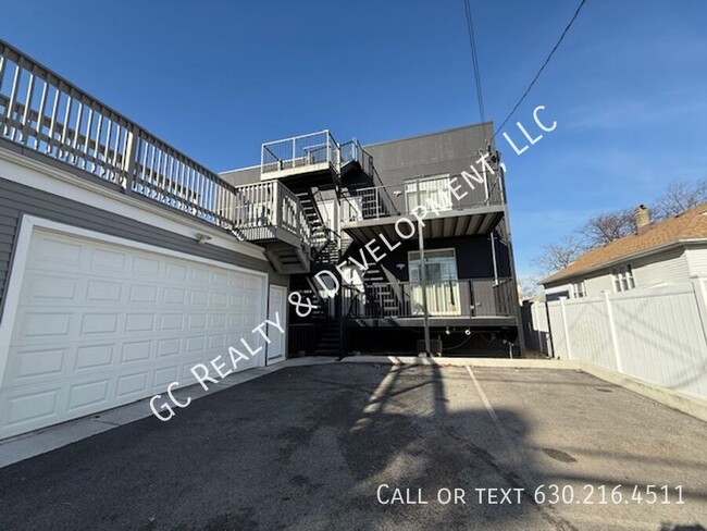 Building Photo - *** 3 BDRM- 2 BTH / W&D IN UNIT / GARAGE P...