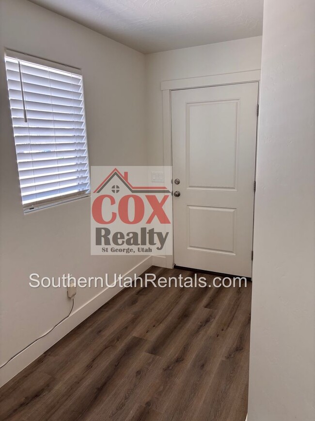 Building Photo - 4 bed / 2.5 bath / 2 car Desert Canyons house
