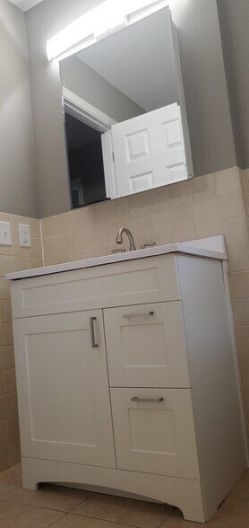 Building Photo - 723 Tyler St NE