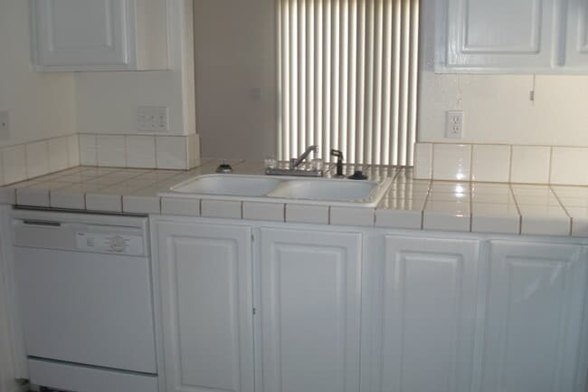 Building Photo - BEAUTIFUL 2 STORY HOME WITH 4 BEDROOMS