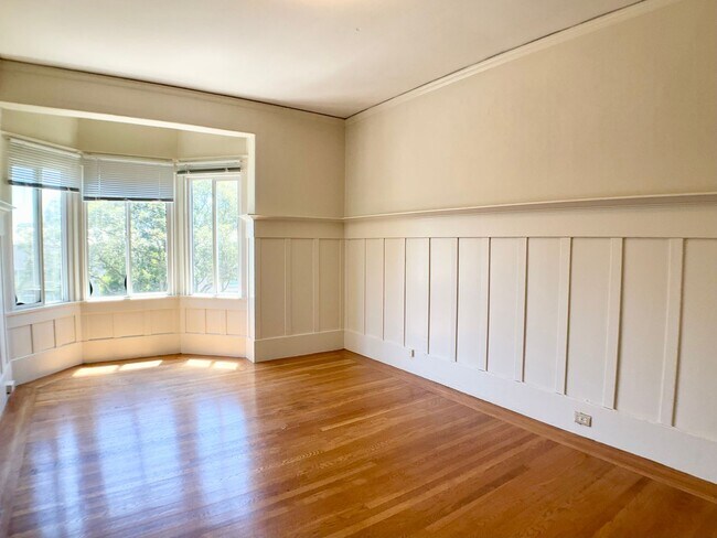 Building Photo - LARGE 3BR In Pac Heights. In-Unit Laundry!...