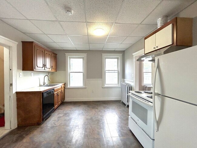 Building Photo - 93 Goddard St