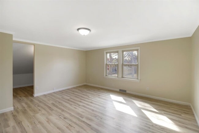 Building Photo - 5 bed, 3 bath updated home on Campus -  AVAILABLE AUGUST 2026