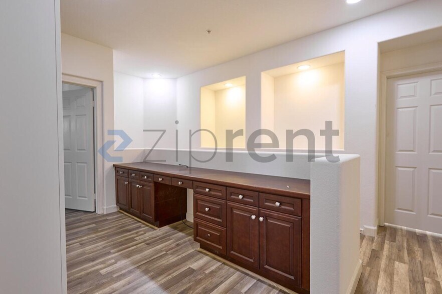 Building Photo - Unit