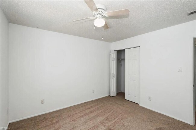 Building Photo - Charming Top-Floor Condo in the Heart of V...
