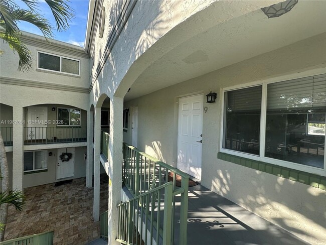 Building Photo - 913 NE 17th St