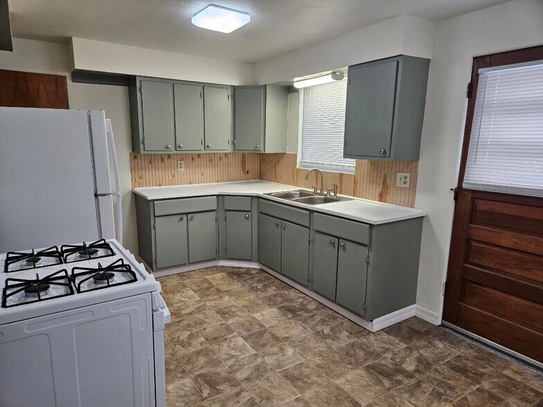 Kitchen - 125 29th St NE