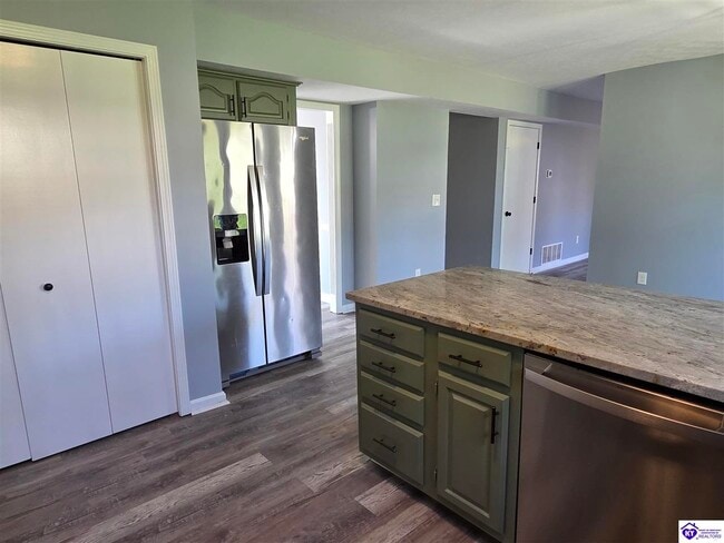 Building Photo - 888 N Woodland Dr