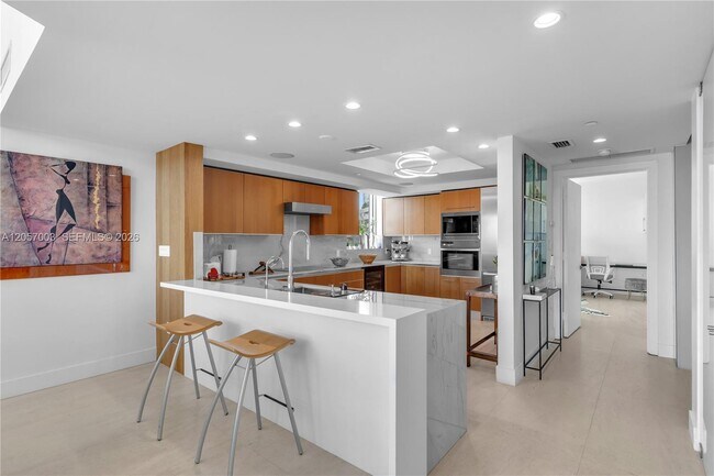 Building Photo - 1331 Brickell Bay Dr
