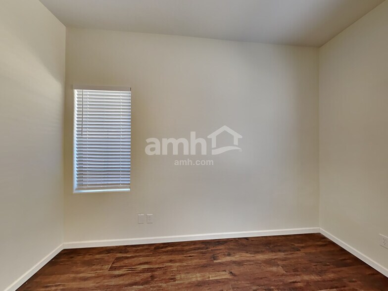 Building Photo - 521 E Harold Dr