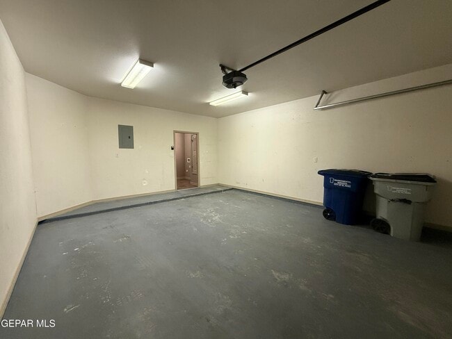 Building Photo - 3712 Coco Palm Dr