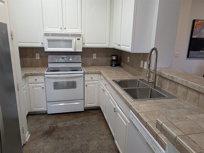 Building Photo - 2400 McCue Rd