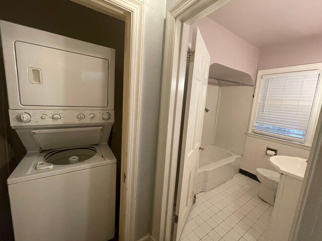 Building Photo - 1 bedroom duplex with washer and dryer