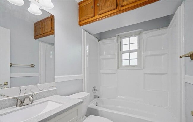 Building Photo - Updated Hillview Home! 3BR/2BA with Basement!