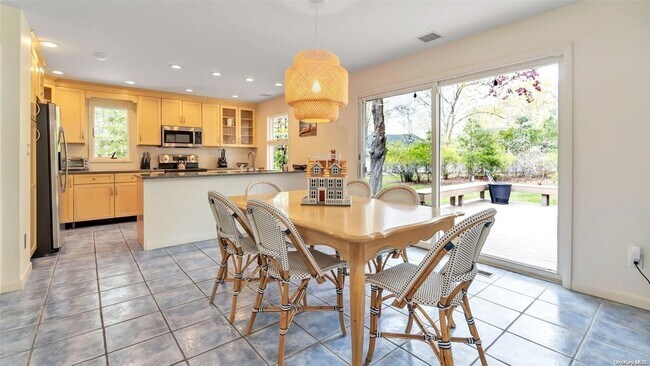 Building Photo - 8 Coolidge Ln