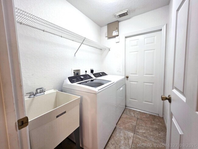 Building Photo - 6707 Coquina Ave