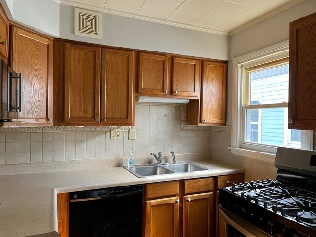 Building Photo - NORWOOD - 2 bed/1.5 bath with 1 car garage. Fenced yard