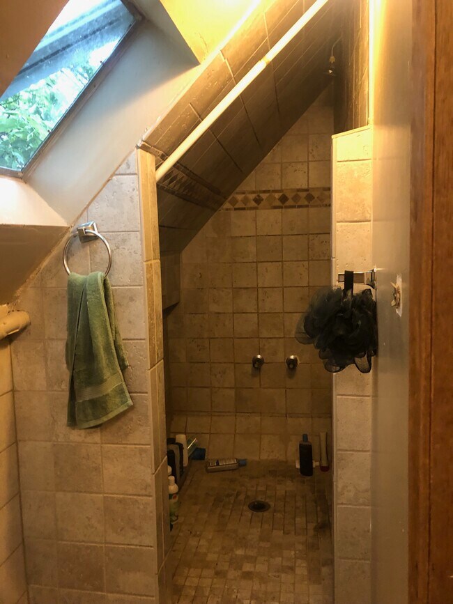 Building Photo - 430 8th St SE