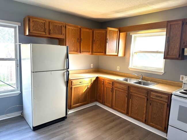 Building Photo - 230 W 3rd St