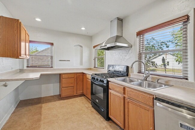 Building Photo - Spacious 4-Bedroom, 2-Bath Home with Large Yard, Garage & Central A/C