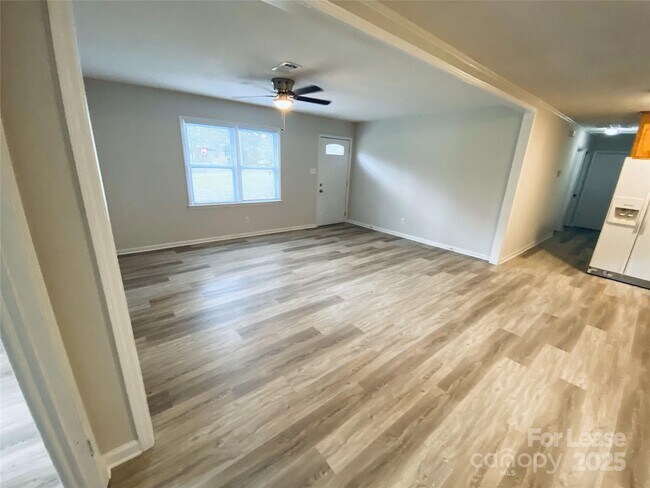 Building Photo - 5411 Beverly Dr